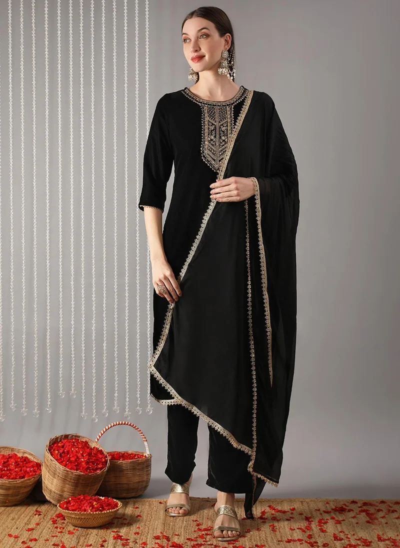 جلو باص Globus Women Black Embroidered Yoke Straight Velvet Kurta With Pants & Lace Border Dupatta Festive Set